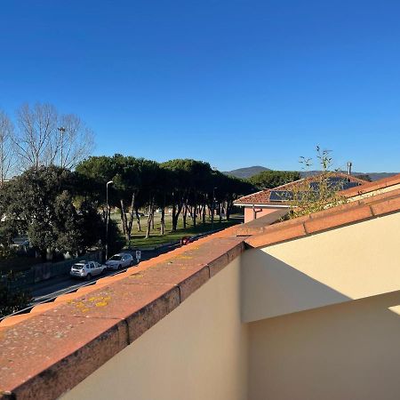 Confortevole Camera Matrimoniale A 500 Mt Dal Mare Marina Di Carrara Bagian luar foto