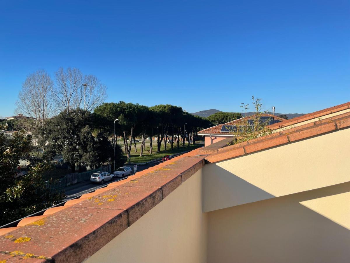 Confortevole Camera Matrimoniale A 500 Mt Dal Mare Marina Di Carrara Bagian luar foto